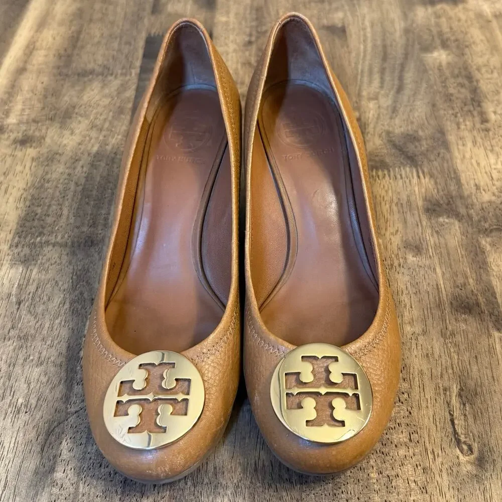 Tory Burch Sally Wedge Pebbled Leather Heel Gold Logo Medallion Round Women's 8M